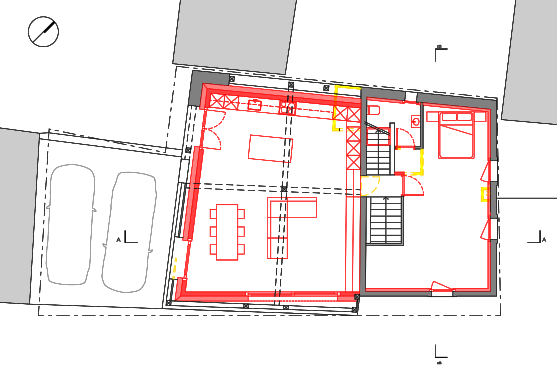 La grange devient une cuisine et une salle à manger ouvertes, avec un îlot et un canapé ; dans la maison, l’escalier, une salle d’eau et une chambre. Le nouveau est en rouge, le démoli en jaune, l’existant en gris