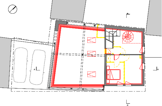 Sous la toiture, la grange reste un grand volume ouvert, éclairé par trois fenêtres de toit ; dans la maison, l’arrivée de l’escalier, une chambre et un escalier en colimaçon vers les combles. Le nouveau est en rouge, le démoli en jaune