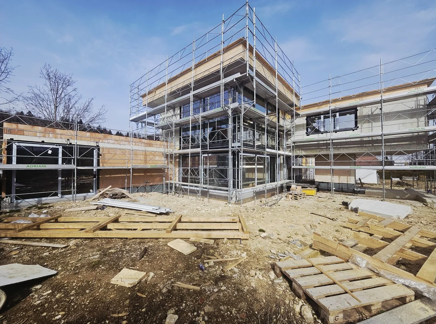 Le volume de l’étage sous échafaudage, vu depuis le terrain en chantier